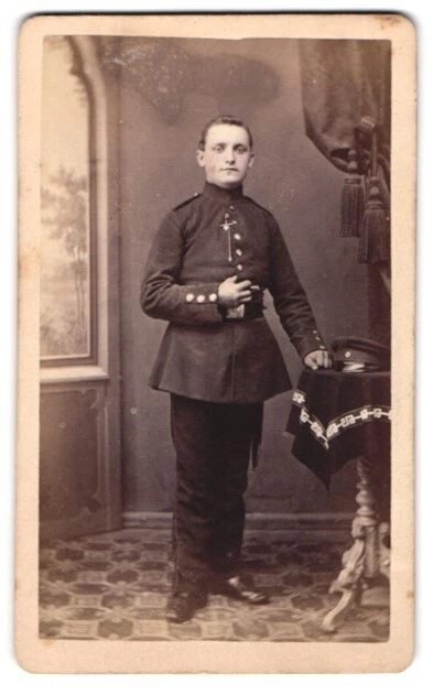 Fotografie Aug. Crome, Einbeck, Baustraße, junger Soldat in Uniform steht rauch