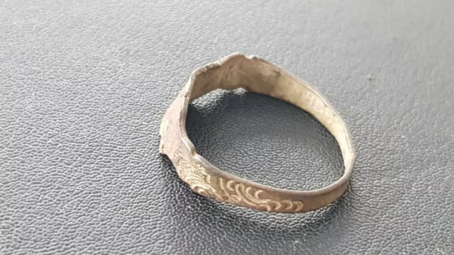 Stunning VR. Post Medieval bronze finger ring. A must read Description. L135g