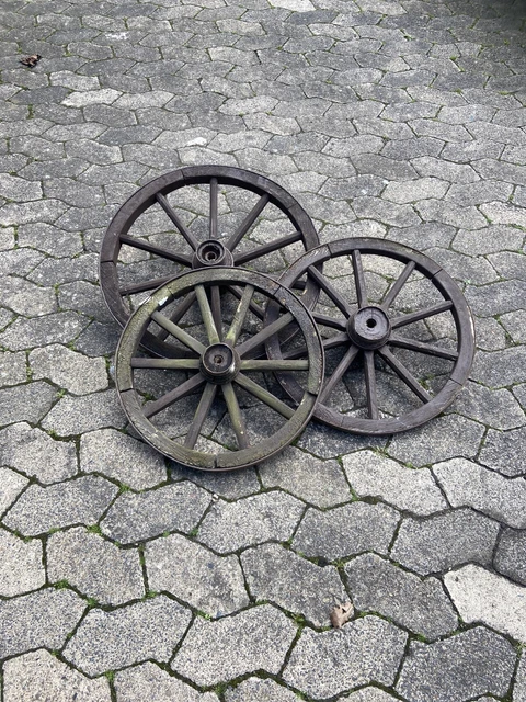 Antike alte Holzräder Wagenräder Speichenräder Eisenbereift versch. Größen