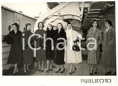 1956 NAPOLI Donne aristocratiche in partenza per gli Stati Uniti *Foto 18x13 cm