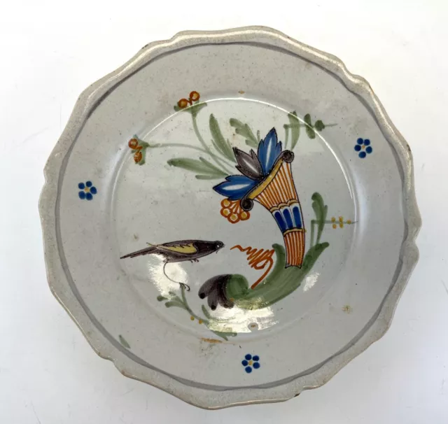 Assiette en faience de Nevers décor l'oiseau à la corne d'abondance du 18eme 2