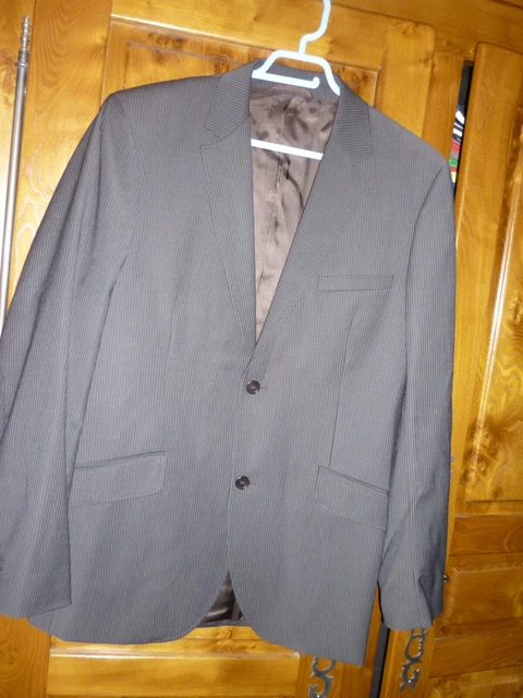 La chemise blanche classique : un basique indispensable