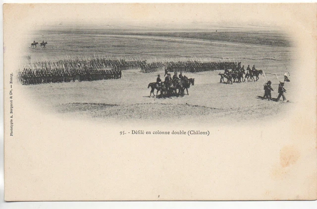 CHALONS SUR MARNE - Marne - CPA 51 - Vie MILITAIRE - Camp défilé colonne double