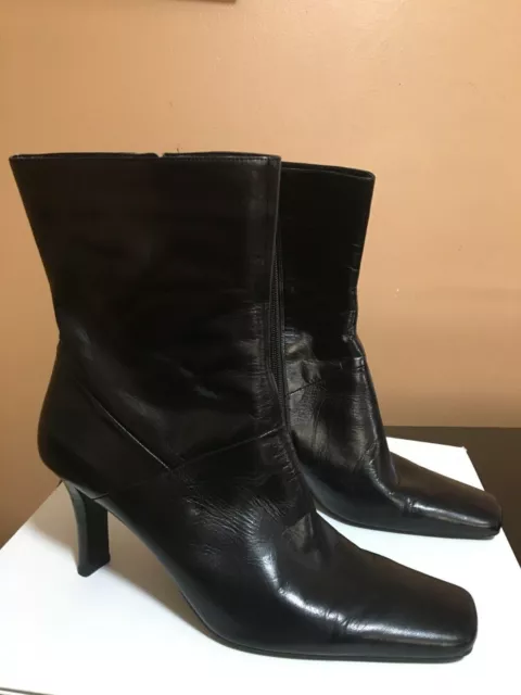 Pre-Owned NINE WEST Size 9.5 M Black Leather Zip Fashion Ankle Boots Bootie. 