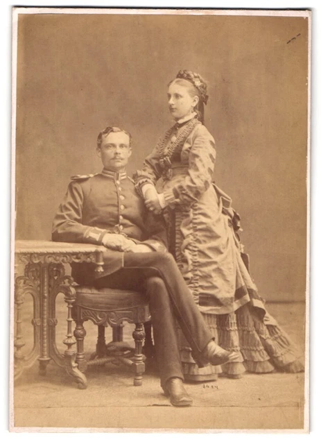Fotografie unbekannter Fotograf und Ort, Soldat in Garde Uniform mit Epauletten