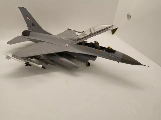 Lockheed GD F-16B 1:48 Fighting Falcon Norway Air Force Italeri PRO Built Paint 2