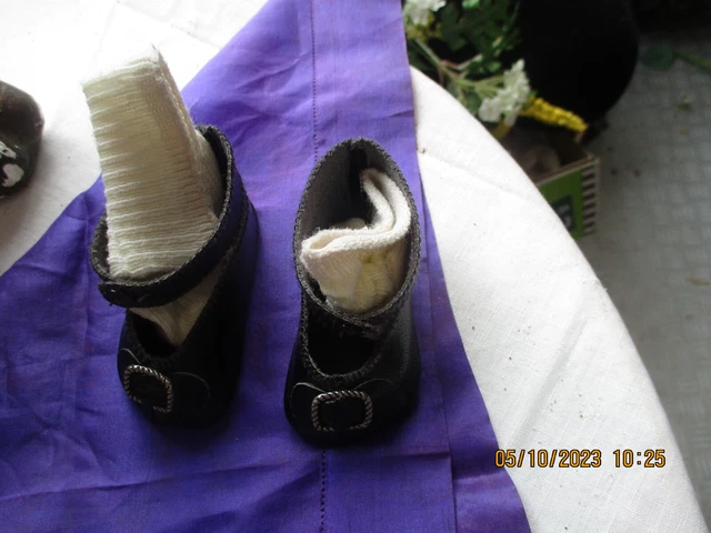 poupée ancienne  Paire De Chaussures cuir  chaussettes ancienne