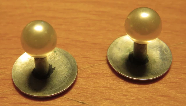 Paire De Boutons De Col Anciens En Métal Doré Laiton - Motif Damier Argenté, Occasion Excellent état