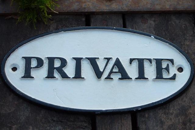 Komma Security Cartello privato – cartello di divieto di entrare non autorizzato in plastica, 30 x 20 cm, cartello di divieto – vietato entrare avvertenza illecita