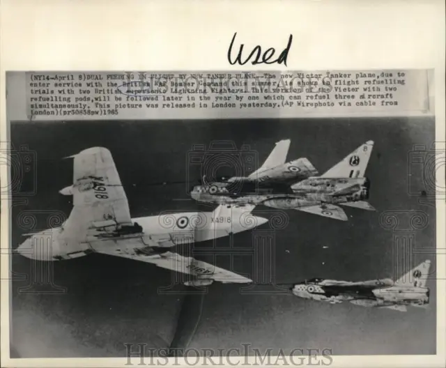 1965 Press Photo British Victor tanker refuels two fighters simultaneously.