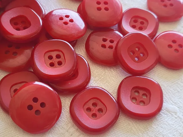 Lot 17 Boutons vintage rouge à trous  diamètre 1,6 cm ref 520