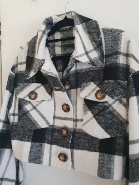 NEW Cropped plaid jacket with functional flap pockets and buttons (size medium)