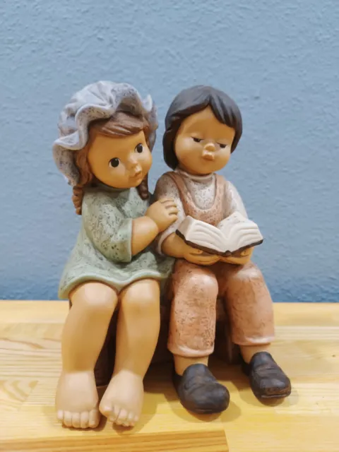 Goebel Figuren Nina und Marco Figur, 23,5cm groß, sitzend auf Bank, Limpke