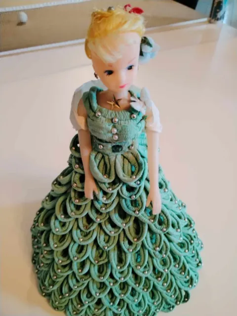 Ancienne poupée pour décoration.Très jolie robe et très bel aspect pour...