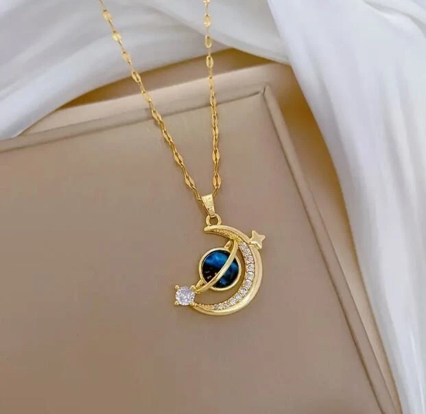 COLLIER AVEC UN pendentif lune bleue en acier doré Bijoux des