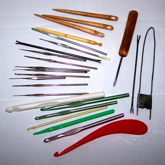 25 Vtg Crochet Hooks Wood Needle Lot Boye Bates Tatting Rugs Weaving Estate Sale