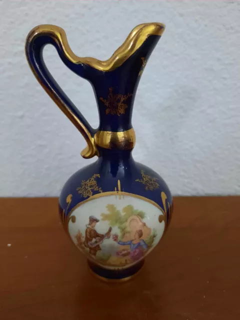 Petit Pichet en Porcelaine de France, joliment décoré, 15 cms de haut