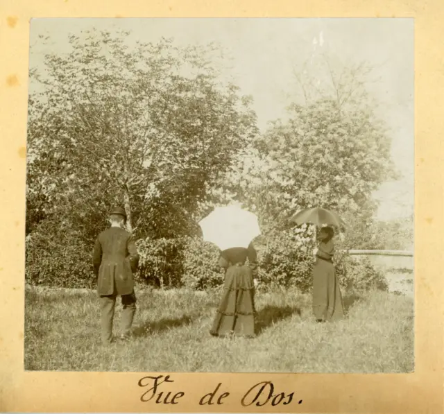 France, Femmes avec ombrelles, vues de dos, ca.1895, vintage citrate print Vinta