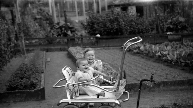 Femme avec bébé années 1950 Banque de photographies et d’images à haute