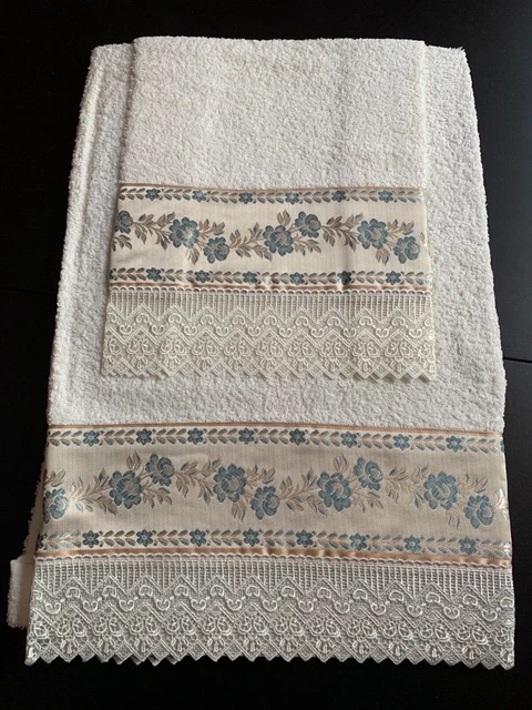 Set di due asciugamani 100% spugna di cotone ricamati con pizzo e raso