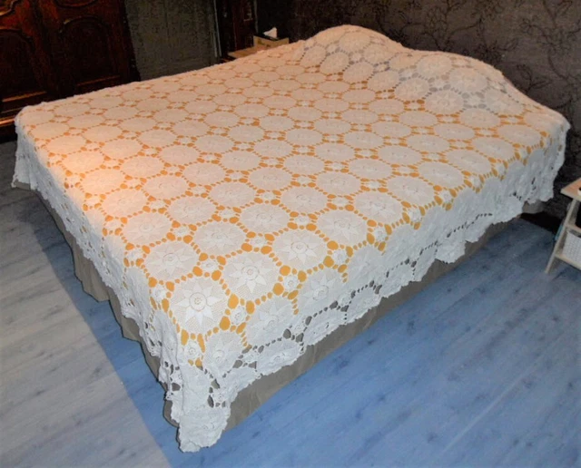 Magnifique Couvre-lit / Jeté de lit Vintage en Crochet Fait Main – Écru Description : - Linge de maison