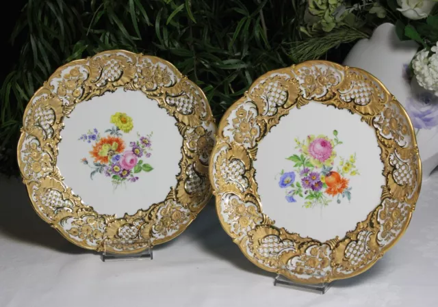 Meissen Prunkteller mit Blumenmalerei, Relief und reicher Goldstaffage 1.Wahl