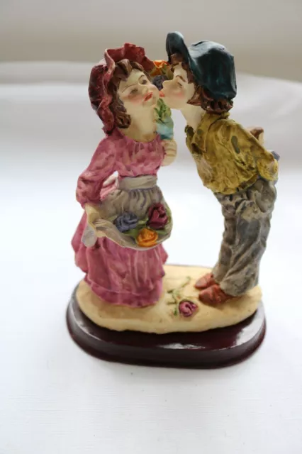 Vintage, STATUETTE COUPLE, en résine sur socle en bois