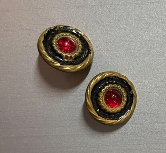 BOUTON COLLECTION -adorables boutons dorés au centre perle de verre rouge