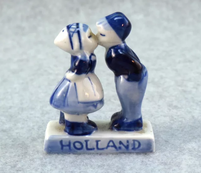 Delft Blue Kissing Girl and Boy Figurine Holland Dutch Porcelain Vintage 4cm