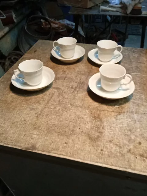 4 Tasses A Café Et Leurs Soucoupe En Porcelaine