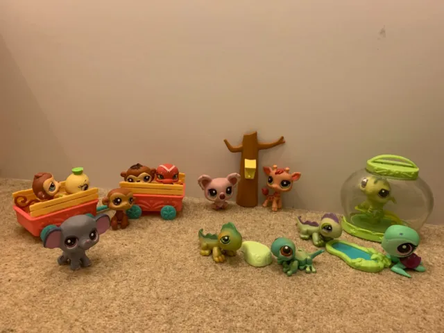 Littlest Pet Shop Zoo Play-set Bundle with Zoo Pets and Accessories