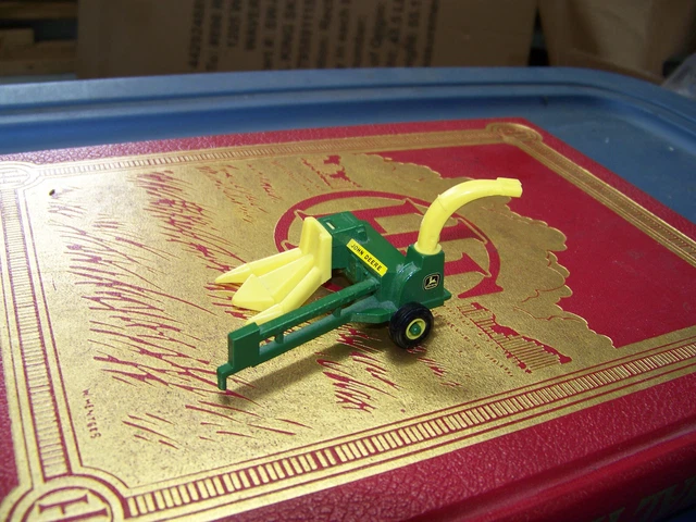 John Deere pull type forage harvester, 1/64, Ertl, Nice, diplayed only JD