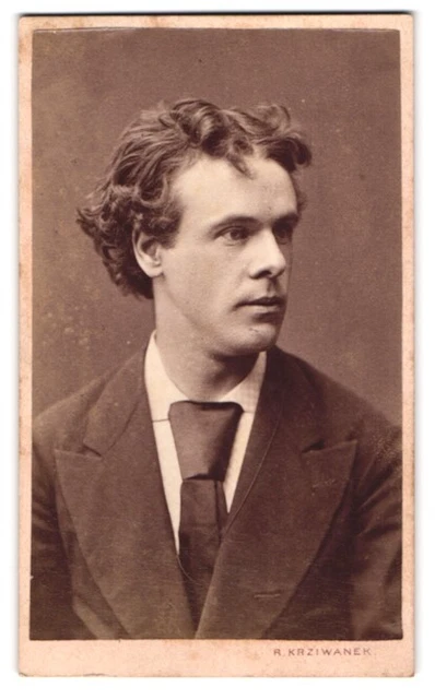 Fotografie R. Krziwanek, Wien, Hofstallstr. 5, Junger Herr im Anzug mit Krawatt