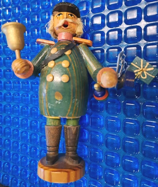 Räuchermännchen mit Geschenken, ca. 17,5 cm hoch, alt, geklebt, nur als Deko