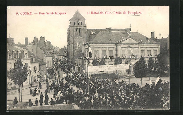 CPA Cosne, Rue Saint-Jacques et Hotel de Ville, Defile de Pompiers