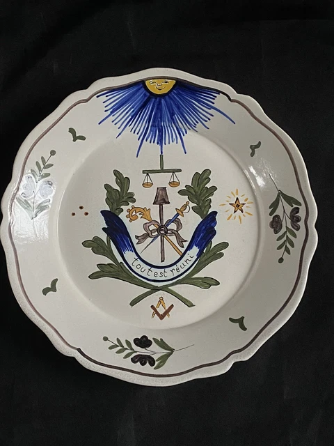 Assiette compagnonage ou maçonnique en étain avec les symbol
