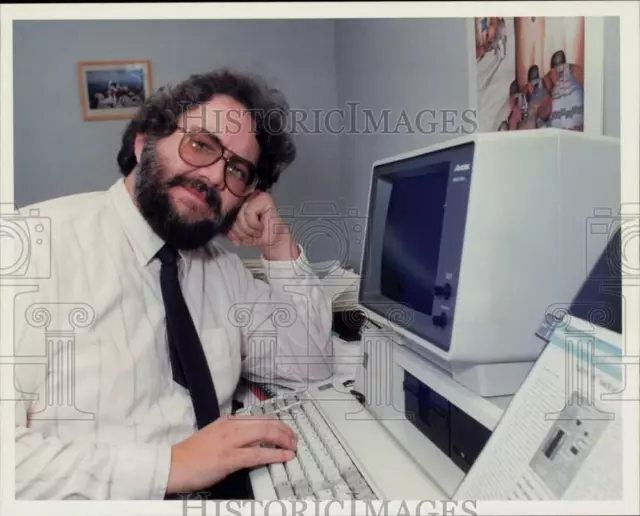 1989 Press Photo Allan Jones works at Houston Area Research Center in Woodlands