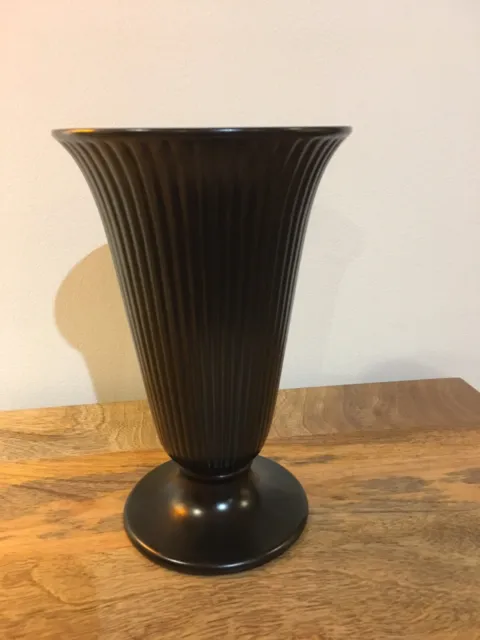 Wedgwood Black Ribbed Ravenstone Vase. 8" (21cm) Tall. Mid 20th Century VGC