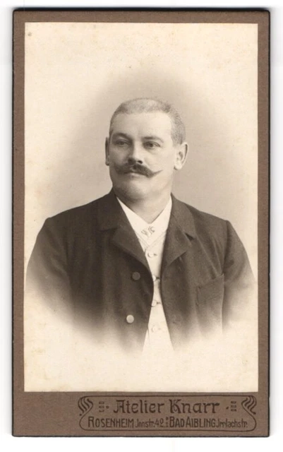 Fotografie Wilh. Knarr, Rosenheim, Innstr. 42, Bürgerlicher Herr mit Schnauzbar
