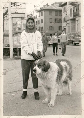 Ragazza passeggia con cane Studio Majoni Cortina d’Ampezzo Fotografia vintage 
