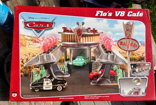 2005 Disney Pixar Cars Flo’s V8 Café Playset Original Desert Box Sealed New MISB