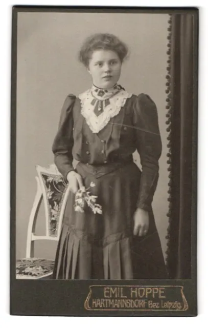 Fotografie Emil Hoppe, Hartmannsdorf, Portrait junge Dame im Kleid mit Spitzenk