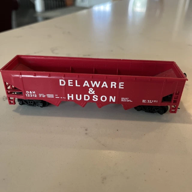 BACHMANN: Delaware & Hudson D&H #12312 4-BAY RED HOPPER CAR. HO Scale. VINTAGE