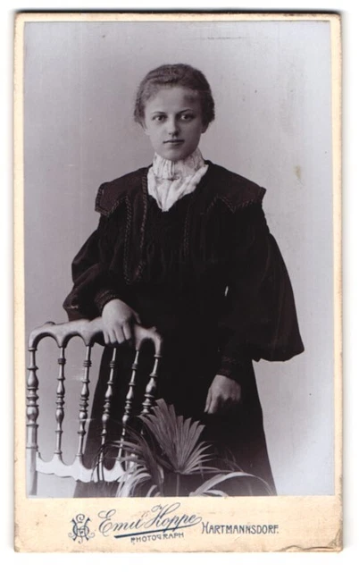 Fotografie Emil Hoppe, Hartmannsdorf, Portrait junge Dame im schwarzen Kleid