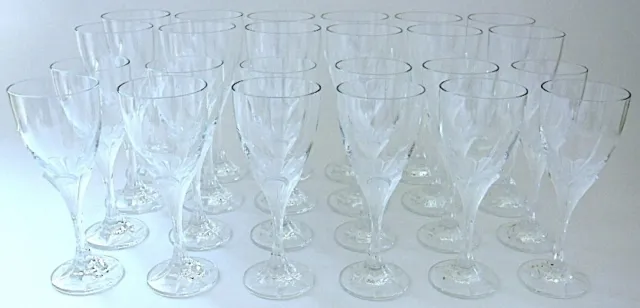Vingt-quatre verres en cristal : 12 verres à vin rouge + 12 verres à vin blanc.