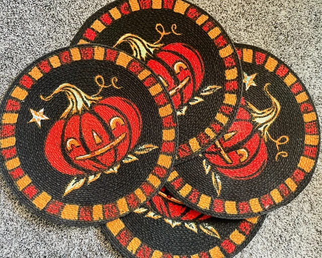 Juego de 4 manteles redondos de calabaza de Halloween de 15"" Johanna Parker