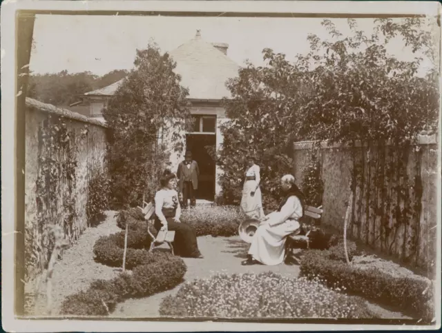 France, Menton, famille dans un jardin, ca.1895, Vintage citrate print vintage c