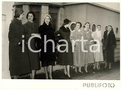 1956 NAPOLI Donne aristocratiche in partenza per gli Stati Uniti - Foto 18x13