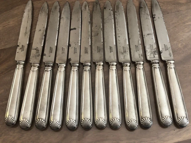 Douze couteaux à fromage de style Louis XVI, manches en argent fourré