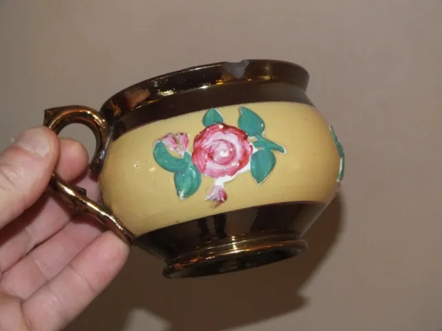 Tasse pot en faïence de Jersey décor de fleurs en relief